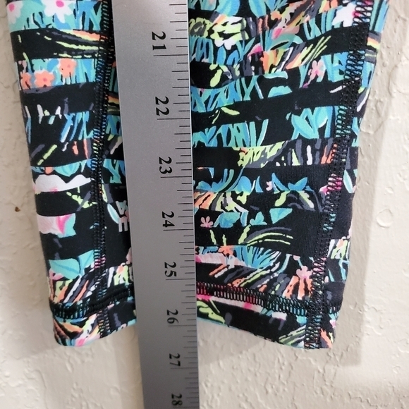 Victoria's Secret Sport Capri Workout Leggings Med - Picture 6 of 9